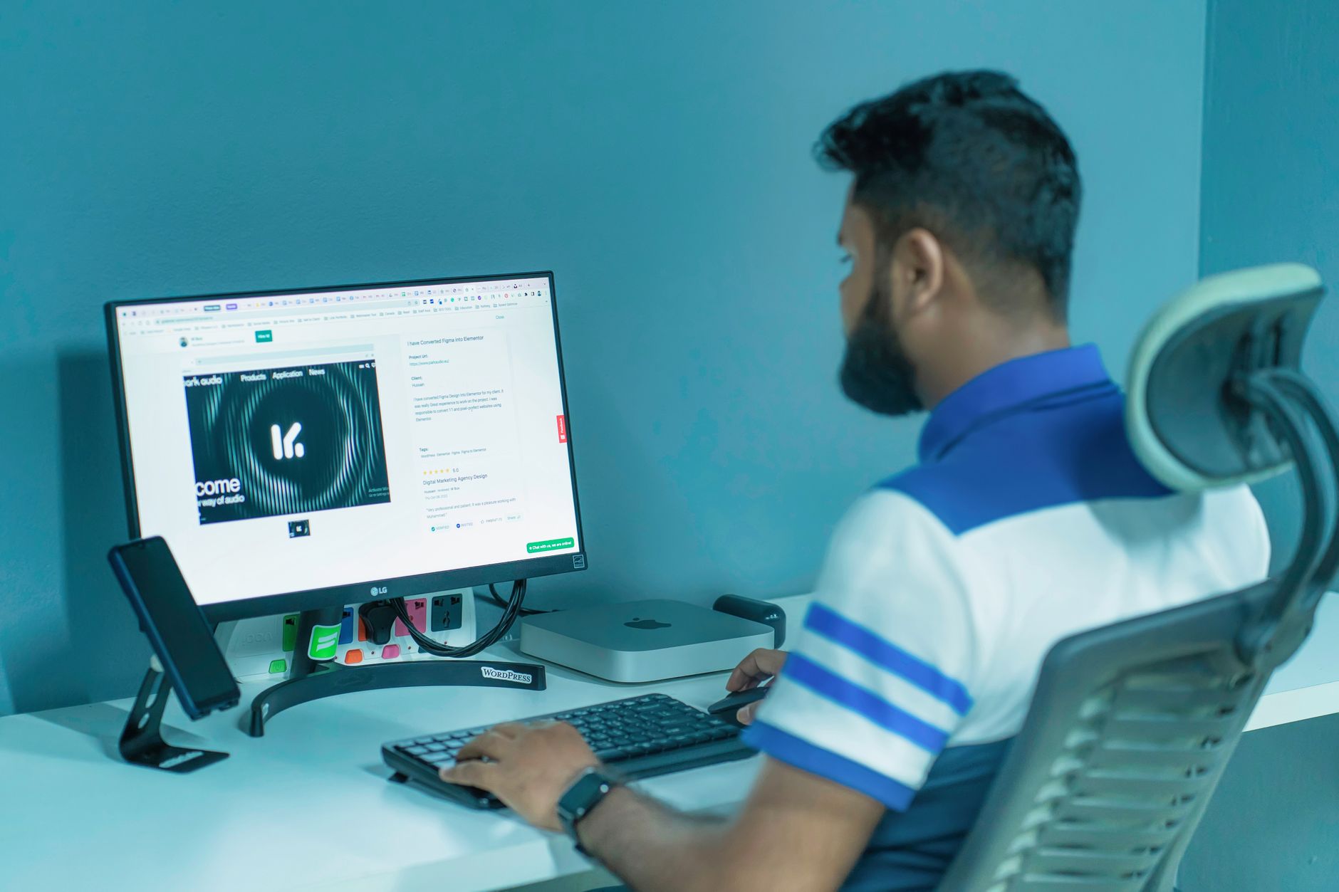 Illustration showing the ideal ergonomic sitting posture at a desk.