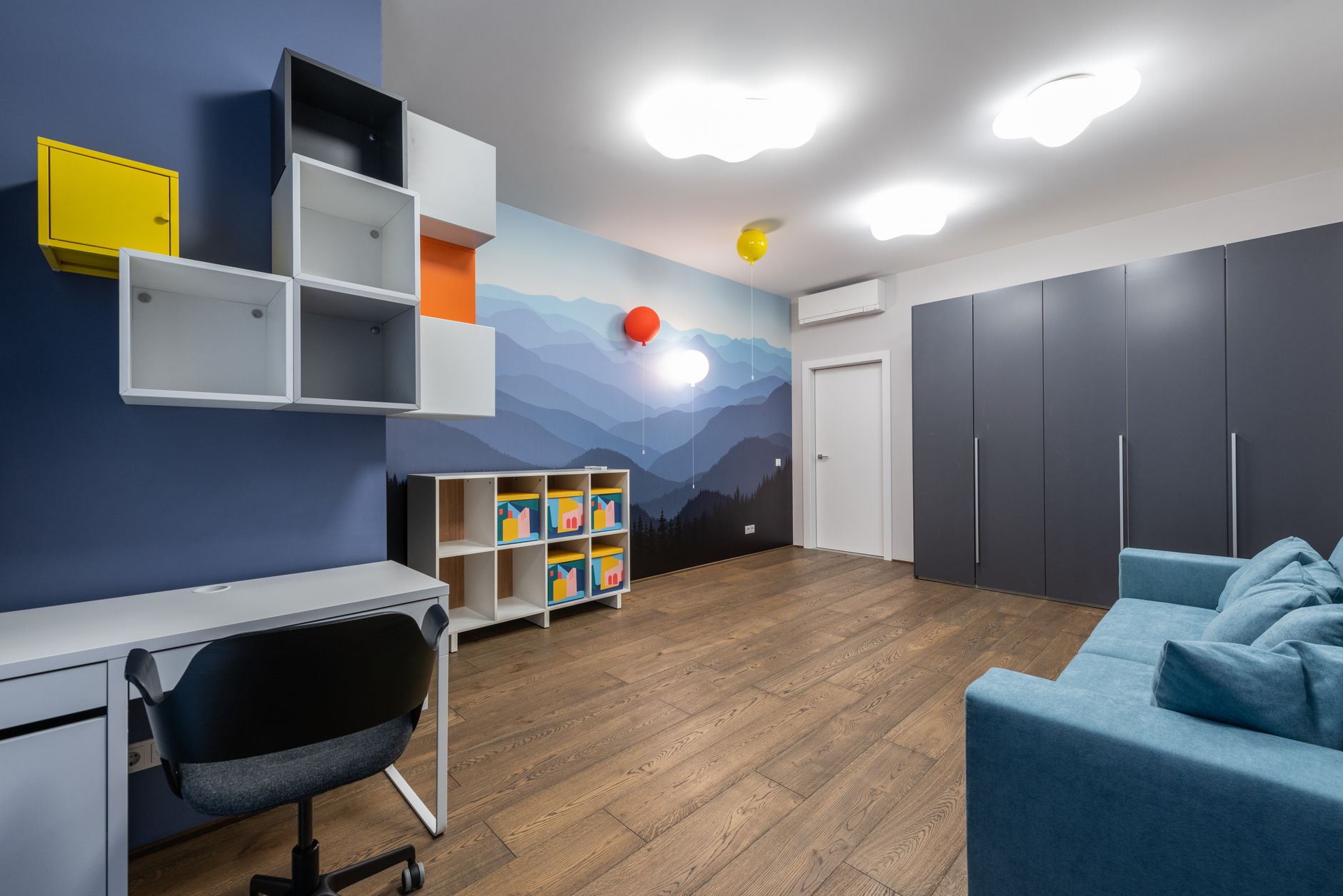 Versatile multi-use room layout for families