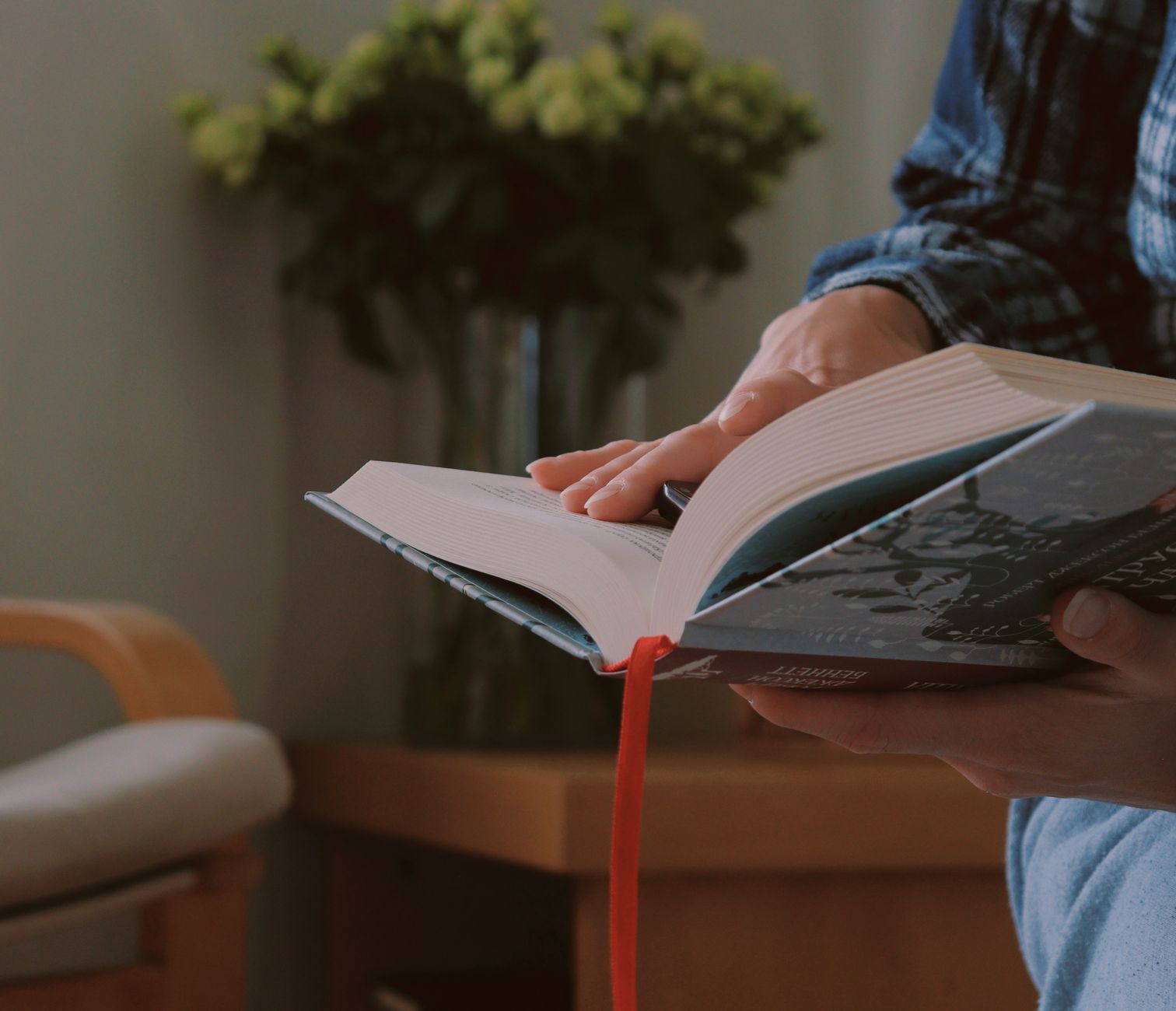 A quiet, peaceful reading corner designed for mental decompression.