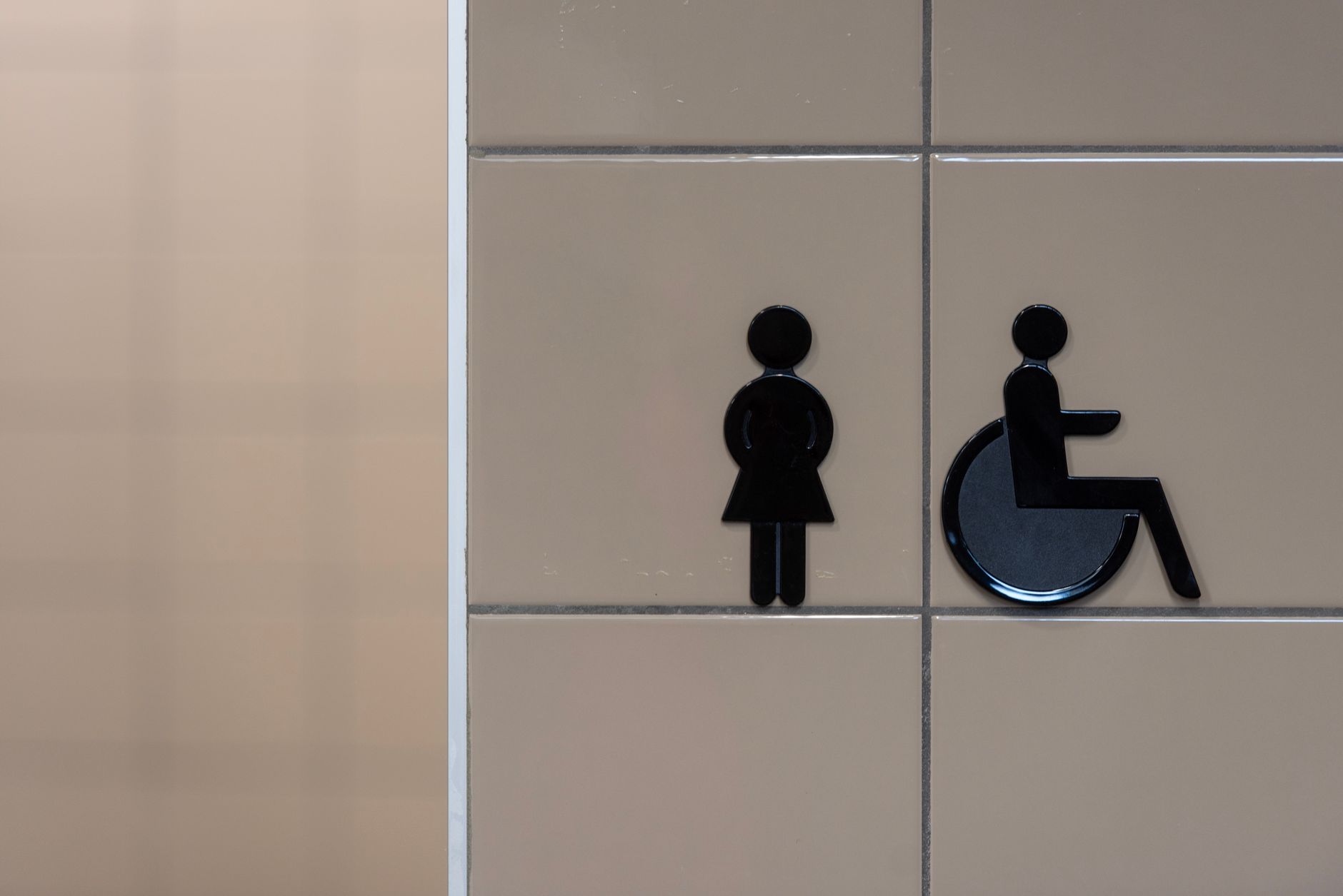 Safety-focused bathroom design with modern aesthetics