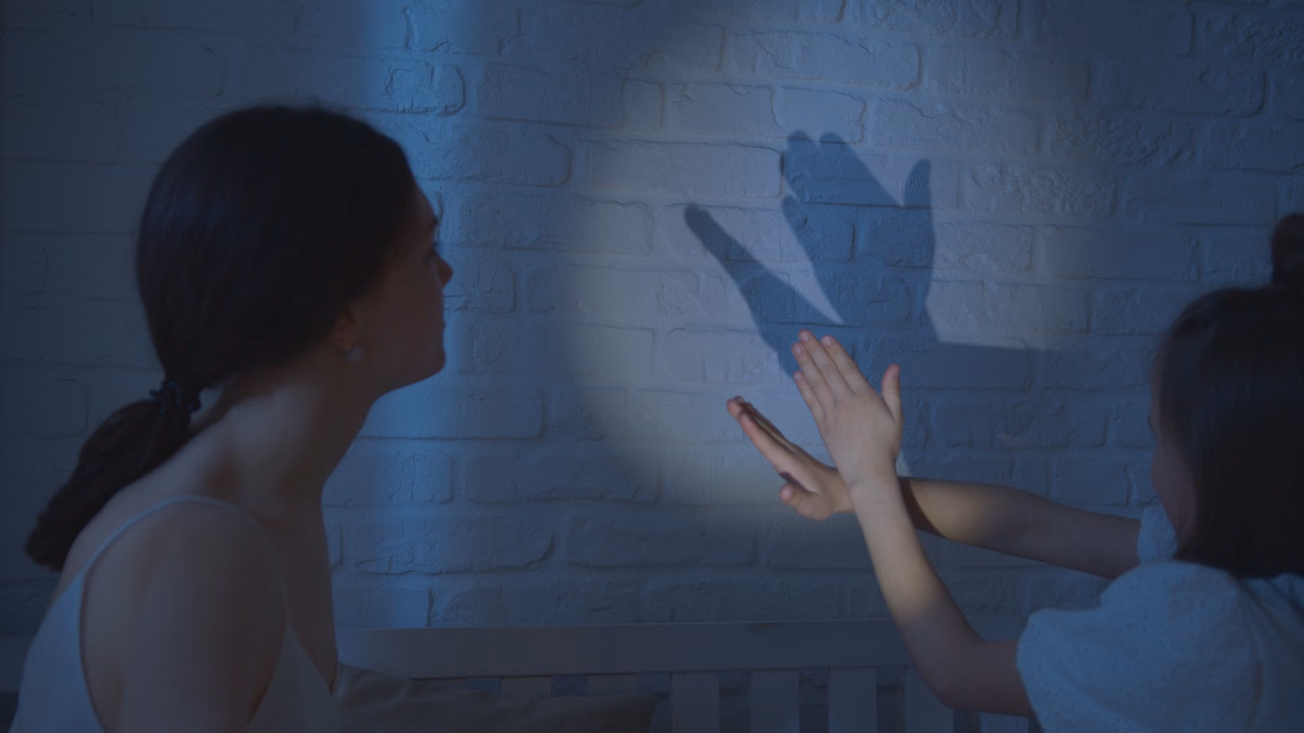 Conceptual art showing the pressure of parenting social comparison.