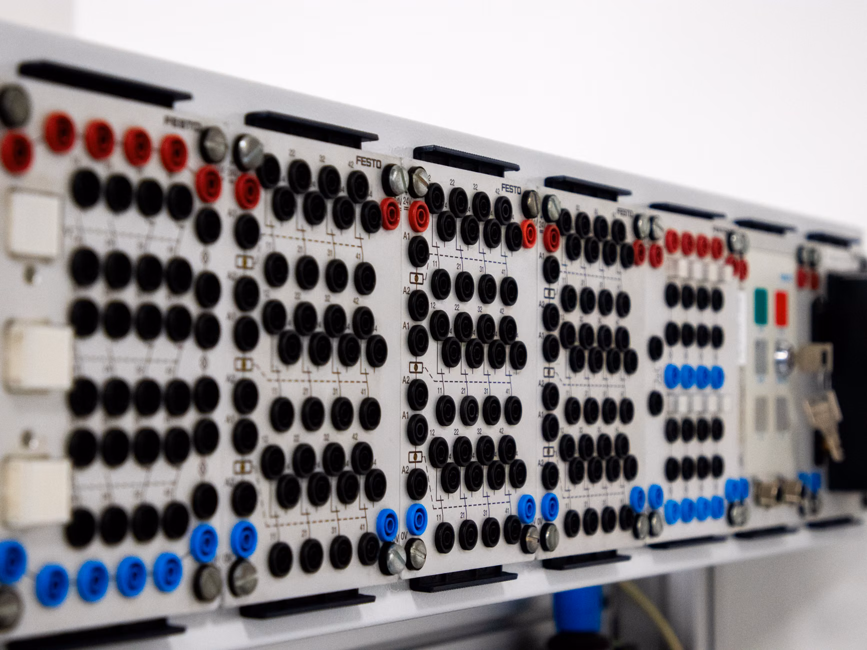 Visual comparison between modular and non-repairable hardware design.