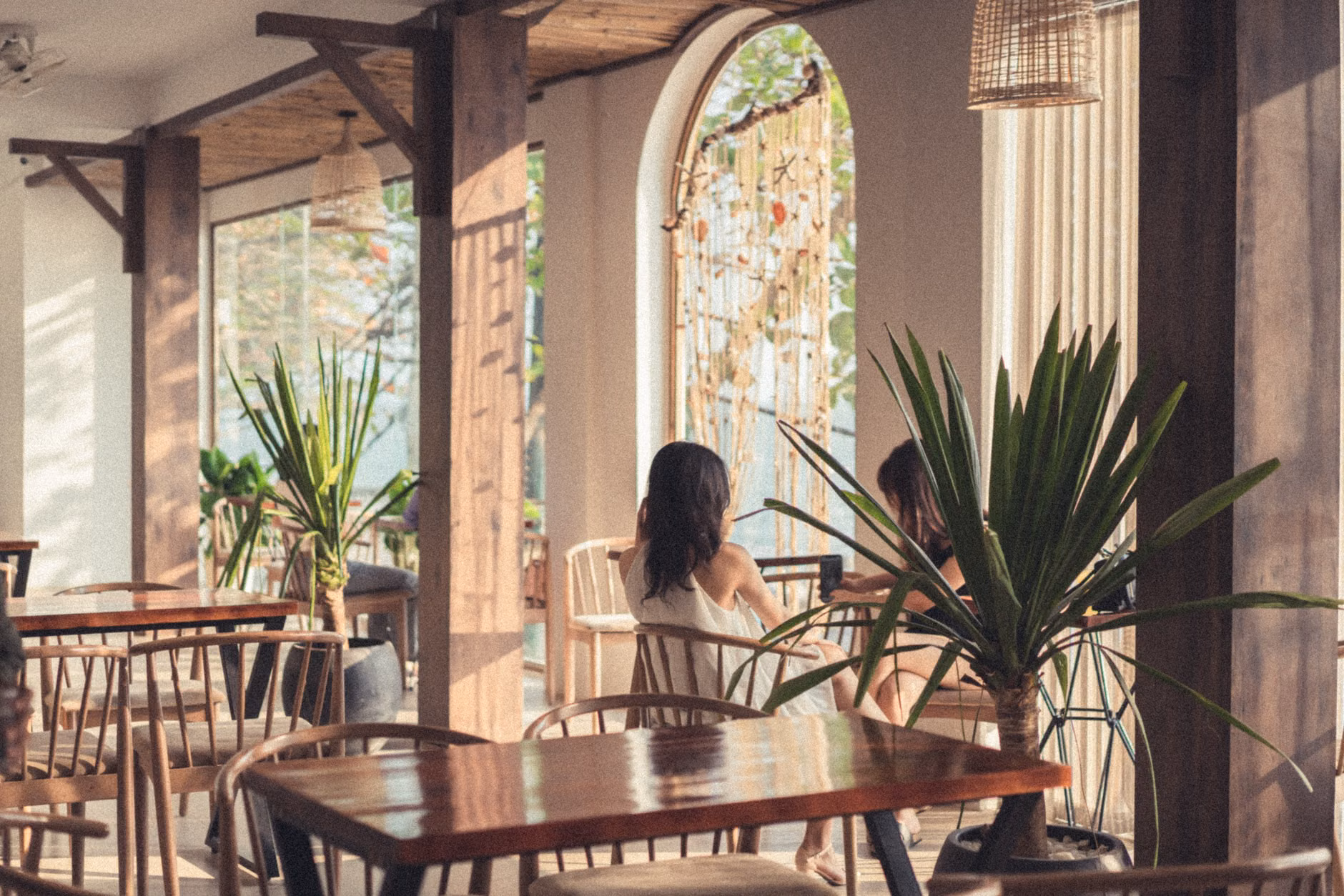 Parent enjoying a quiet, productive morning at an off-peak cafe.