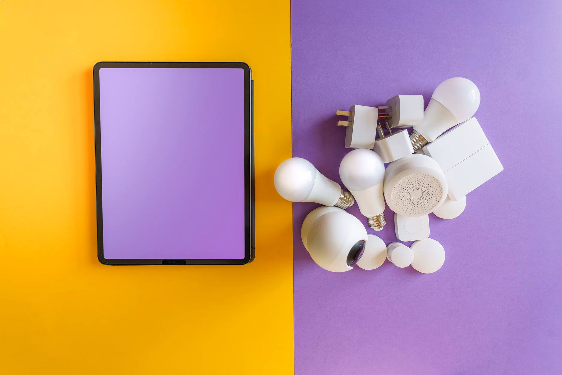 Smart plug connected to a lamp for energy monitoring