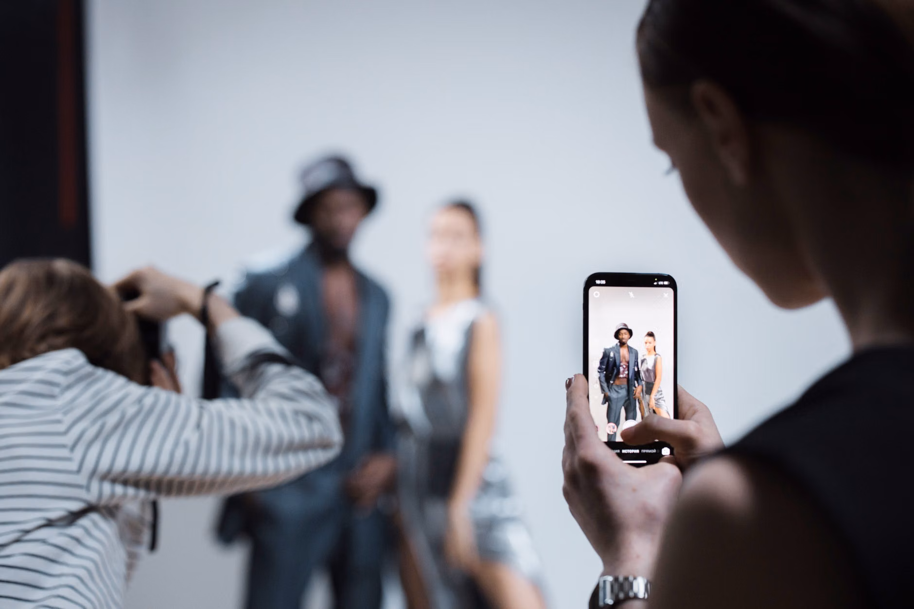 Smartphone screen showing a photo selection process.