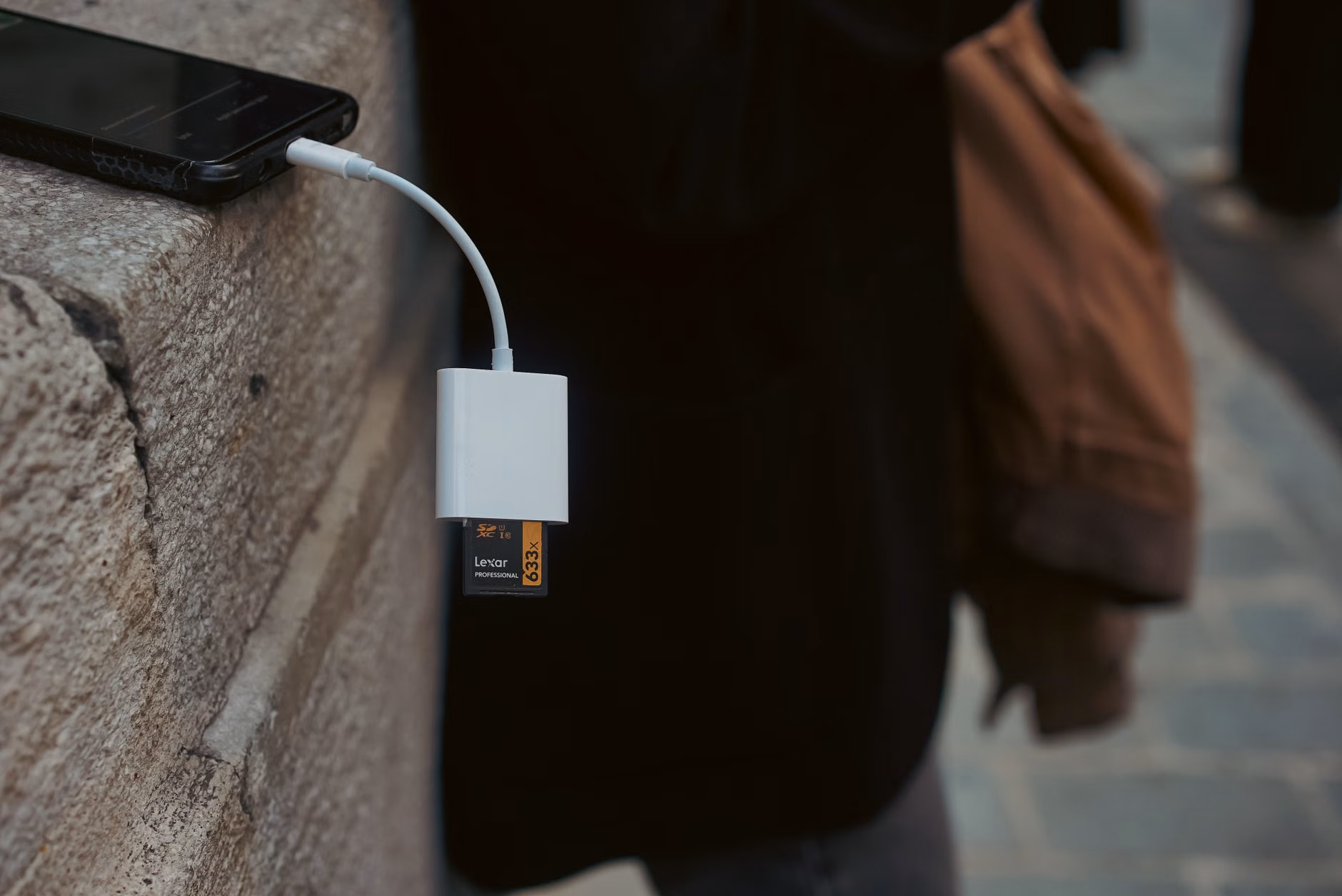 Data transfer between mobile device and external storage.