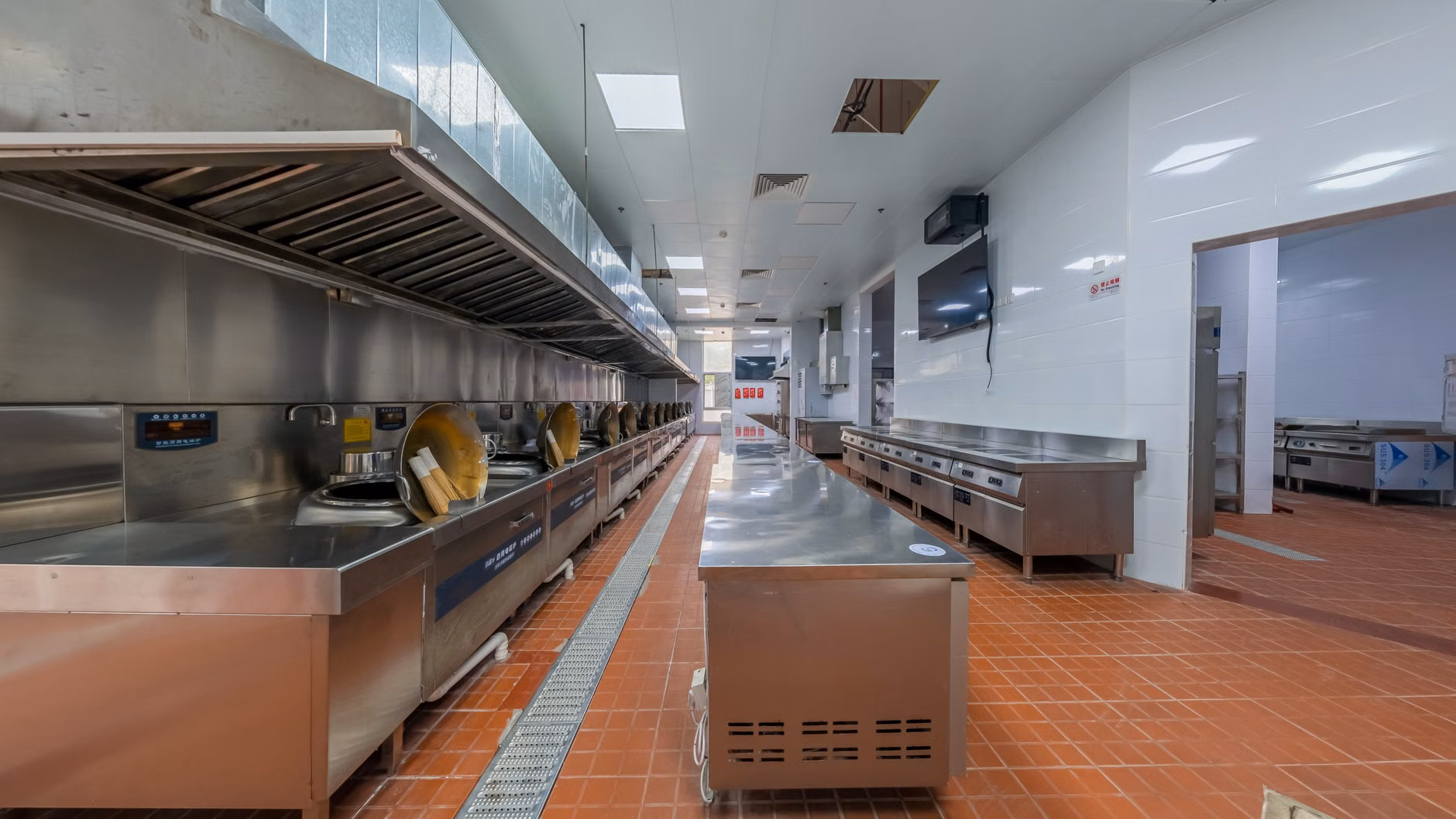 A zoned kitchen layout showing distinct areas for food preparation and cleaning.