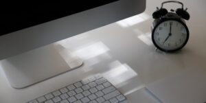 A serene 15-minute break setup on a minimalist desk to represent cognitive rest.